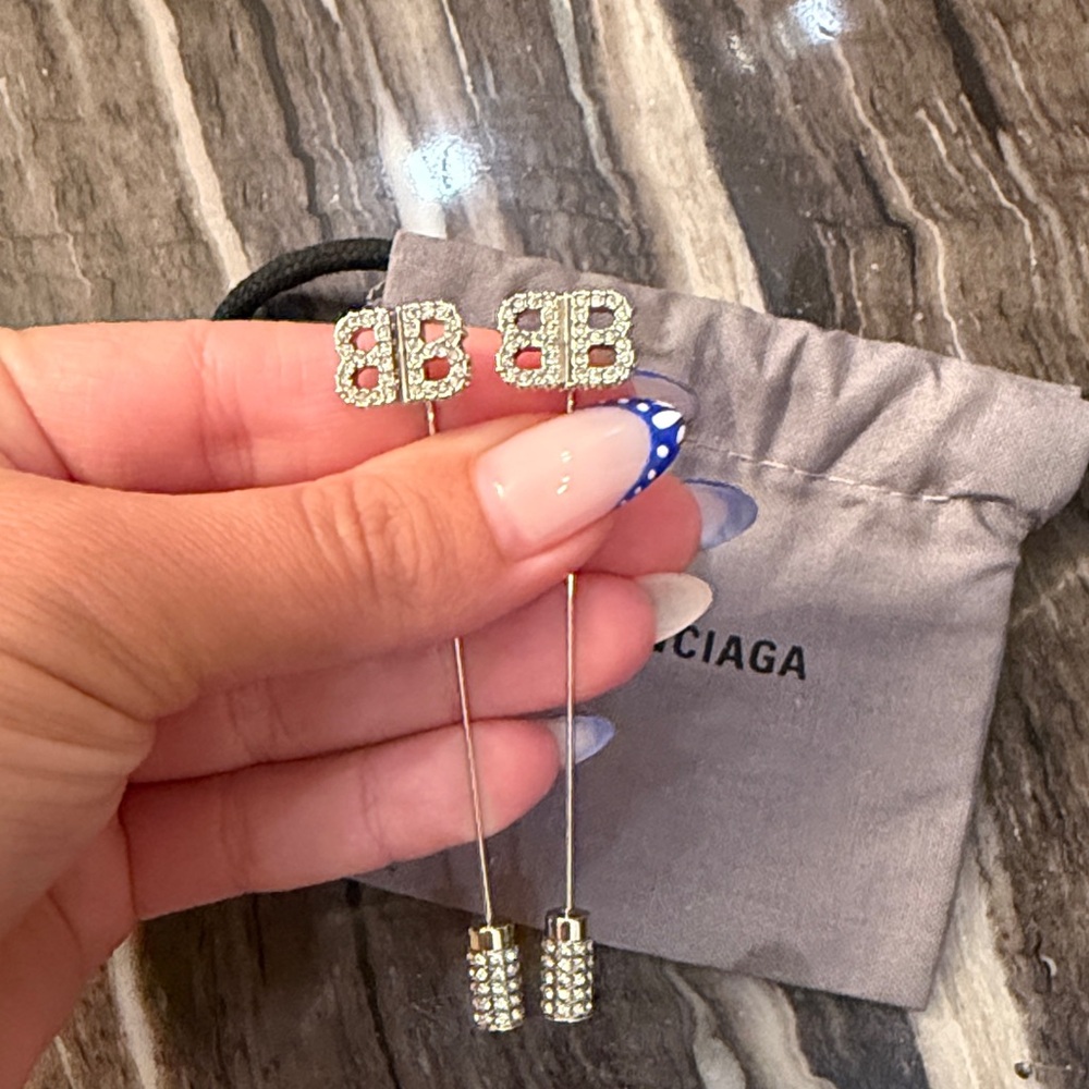 BALENCIAGA
Pin BB Crystal-Embellished Earrings like NEW - Picture 15 of 17